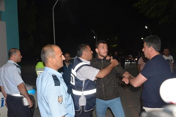Polis aracına saldırdılar