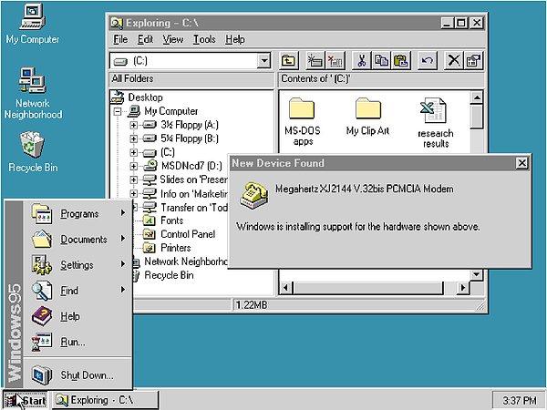 Windows 95 ile çağ atlayan Microsoft, arayüz değişimleri ve ek programlar ile nispeten daha oturmuş bir hale geldi.