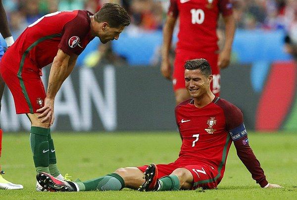 25' | Ronaldo sakatlandı. Quaresma oyunda
