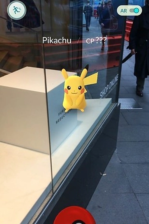 Sonra hooop! Pikachu orada! Bir Poke Topu fırlatacak kadar yakınınızda.