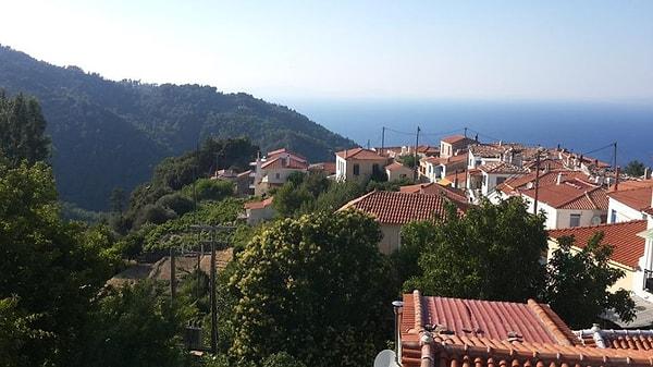 9. Samos'un seramik işleriyle ve güzel evleriyle ünlü dağ köyü Manolates'e çıkıp Ege Denizi'ne tepeden bakabilirsiniz