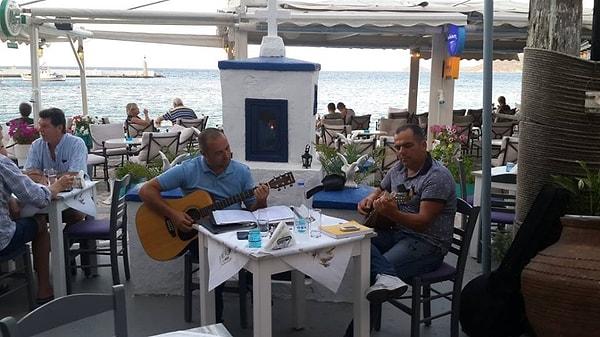 10. Restoranlarda yemek yerken bir yandan da Yunan Müziği'ne doyabilirsiniz