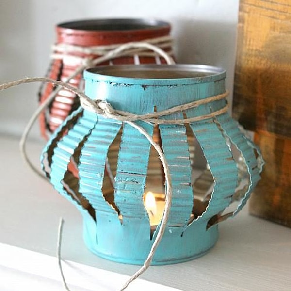 10. Любителям рустикального стиля понравятся эти лампы из консервных банок. Убедитесь, что используете электрические свечи!