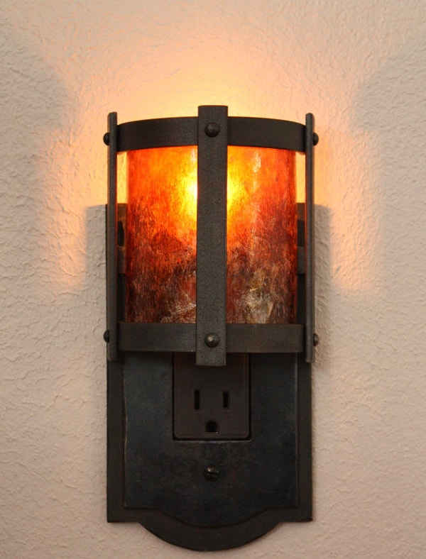 19. Добавьте немного индустриальной романтики с помощью такой лампы из янтаря и кованой стали