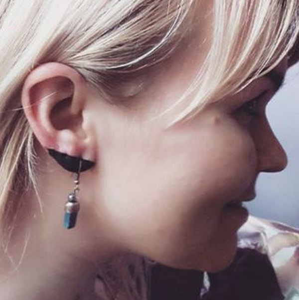 2. В дополнение к которому часто красят еще и веки.