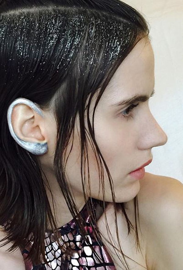 3. Краска создает эффект присутствия ювелирных украшений, которых там на самом деле нет.