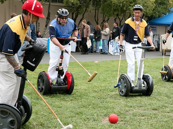 9. Стив Возняк играет в поло... на сигвее