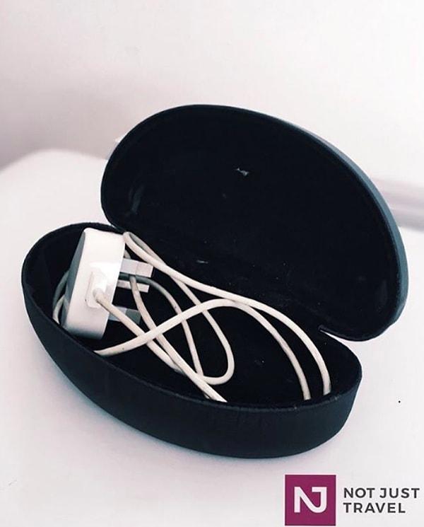 4. Çantanızda taşıyacağınız ekstra bir gözlük kabı sayesinde kablolu eşyalarınızın çantanızdaki eşyalara dolaşmasını önleyebilirsiniz.