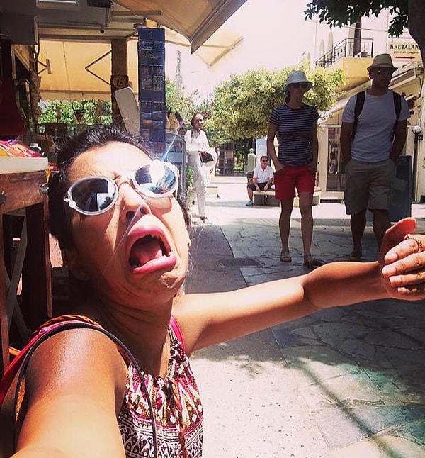 А самое интересное, что на протяжении всего маршрута Хума делала забавные трагикомичные снимки.