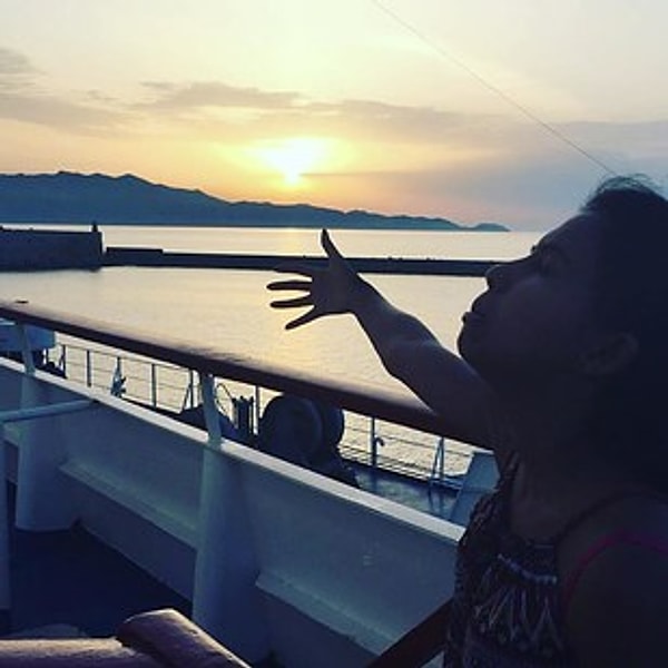 Как видите, из-за всех этих визовых препонов несчастная девушка была вынуждена отправиться в путешествие без любимого.