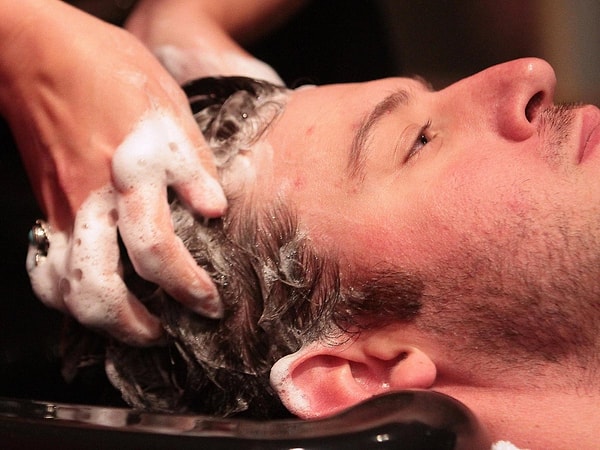 14. Мойте волосы шампунем примерно три раза в неделю.