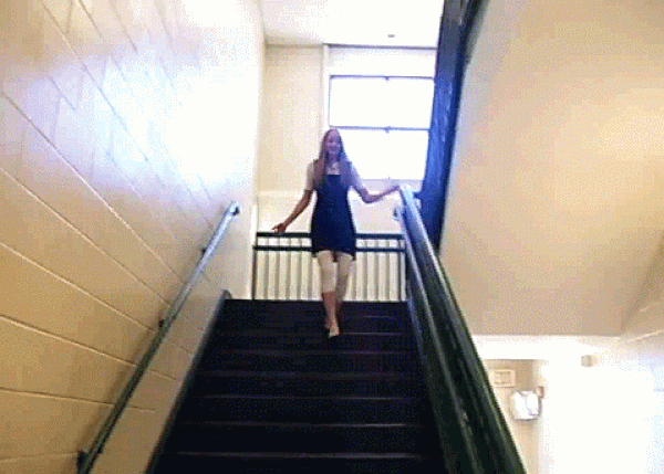 Тетки трясут. Падает с лестницы. Девушка на лестнице. Девушка спускается с лестницы. Девушка падает с лестницы.