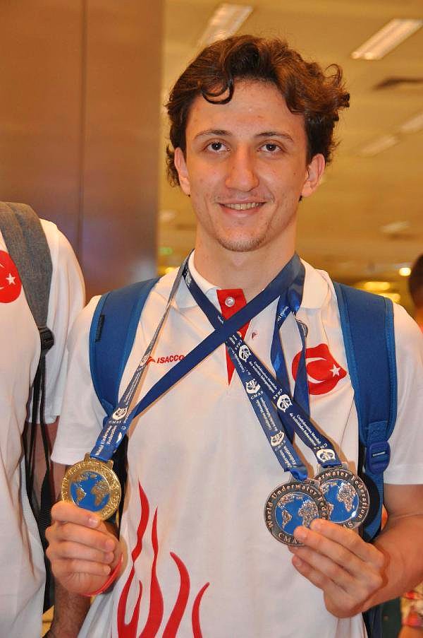 Ömer Faruk, bir ilke imza atarak paletli yüzme dalında Türkiye'ye ilk kez altın madalya kazandırdı.