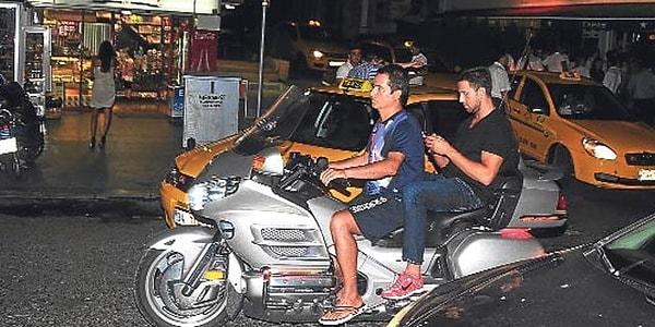Daha yaşadığı travmayı atlatamamış olan Acun, Bağdat Caddesi'nde ağır bir motosiklet kazası geçirdi ve arkasında oturan en yakın arkadaşını da bu kazada kaybetti.