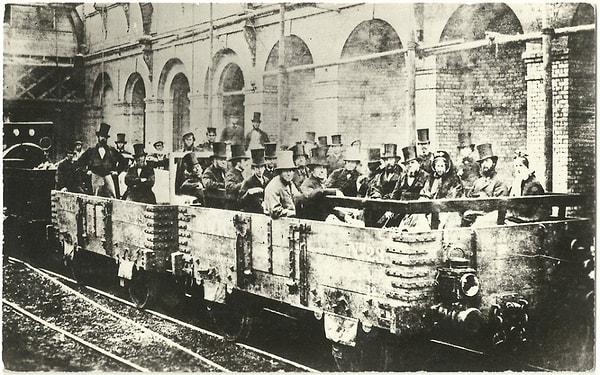 6. Londra Metrosu'nda yer altına yapılan ilk yolculuk, 1862.