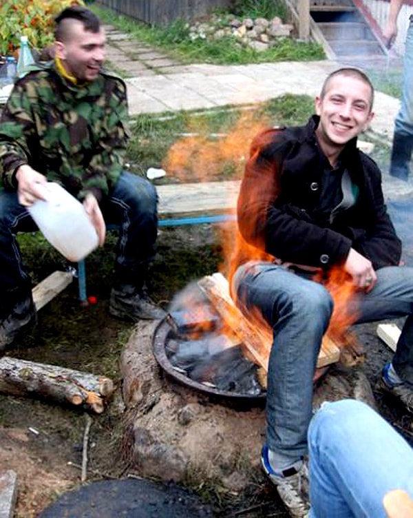 1. Вы посмотрите, он еще и улыбается! Может, парень посещал курсы буддистских монахов?