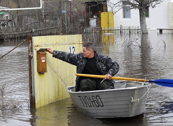 2. Наводнение наводнением, а письма по расписанию!