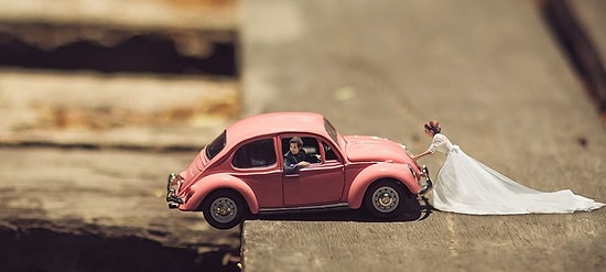 Тайский фотограф делает миниатюрные снимки влюбленных пар