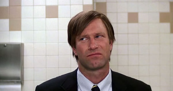 5. Когда в туалете полно свободных писсуаров, но незнакомец решил встать вплотную к тебе