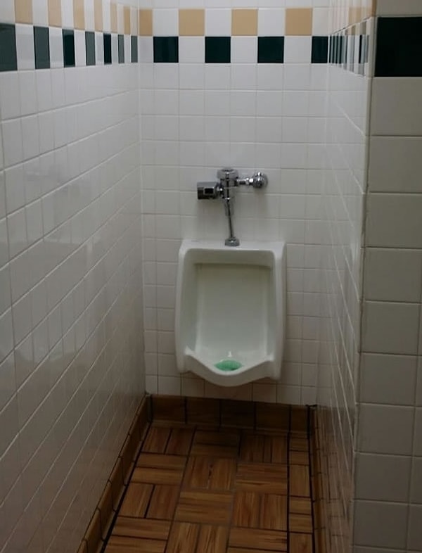 6. Редкий и счастливый момент - справить нужду в одиночестве