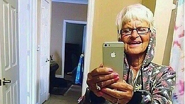 6. Ayna gördüğünde selfie çekmekten kendini alıkoyamayanlar.