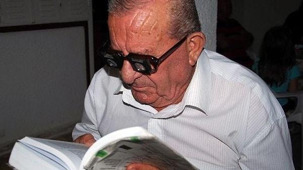 2. Yüzde 90 görme özürlü olmasına rağmen özel aparatlarla ders kitaplarını okuyup Ankara Üniversitesi Hukuk Fakültesi’nden mezun 83 yaşındaki Mustafa Genç.