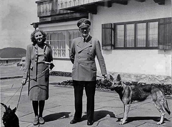 1. Hitler için köpeğinin ölümü, Eva'nın ölümünden daha üzücü oldu.