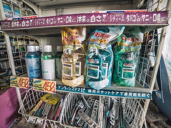 5. Ополаскиватели для полости рта, выпущенные в 2011, все еще запакованы