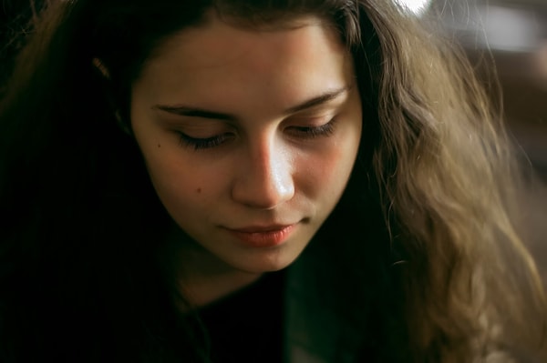 13. «Я подверглась насилию от давнего друга, теперь я вижу его в колледже каждый день, хотя и не хочу этого, у меня нет выбора… Мне хочется кричать»