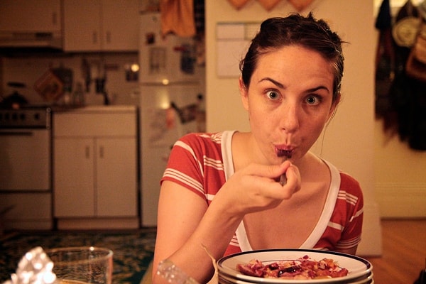 12. Употребление здоровой пищи, особенно продуктов с высоким содержанием кальция и витамина D, снижает риск остеопороза и разрежения кости.