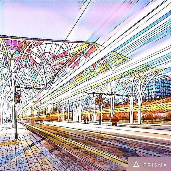 8. Все дело в искусственном интеллекте, который занимается перерисовыванием фотографии.