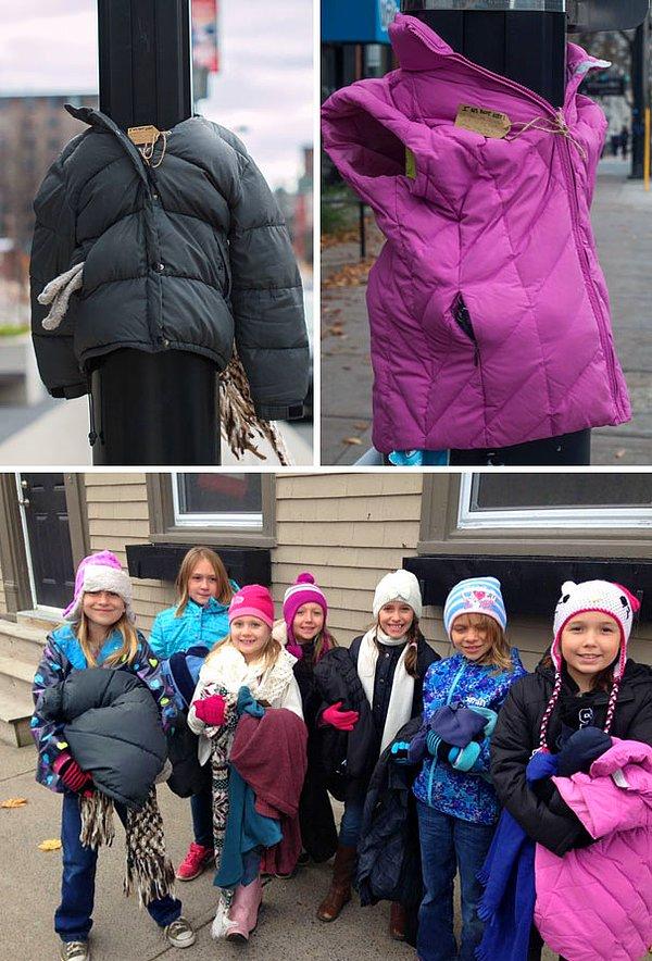 6. Sokaktaki evsizler için direklere mont giydiren Kanadalı çocuklar.