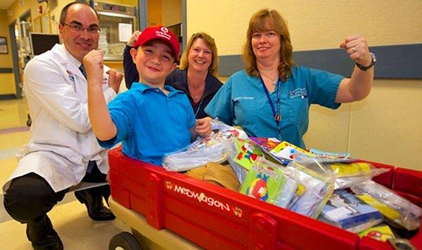20. Tedavisinin ardından kurabiye ve çay servisiyle toplanan 275 dolarla hastanedeki çocuklar için 1.800 boyama kitabı alan çocuk.
