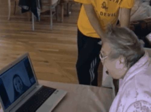 İnternet kullanmayı öğrenip uzaktaki torunlarına bilgisayar aracılığı ile ulaşan 70 yaşındaki tontiş büyükanne.