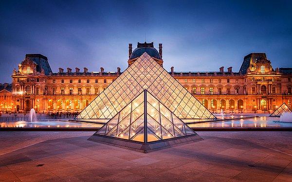Louvre yedi kadın çağdaş sanatçının sola sergilerine yer vermişti