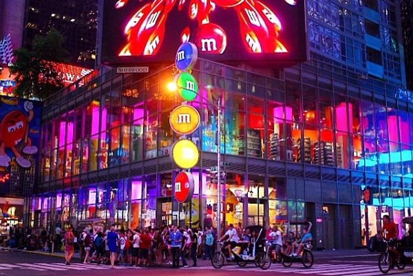 17. В фотокабинке у магазина M&Ms на Таймс-сквер в Нью-Йорке