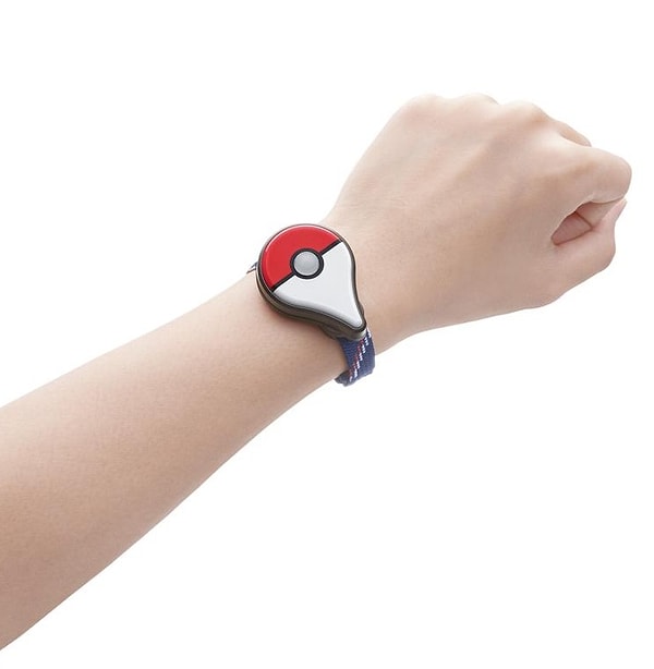 Вместе с приложением идет спроектированный в недрах Nintendo bluetooth-браслет Pokemon Go Plus, который вибрирует, если рядом находится покемон или другой игрок, позволяя вам активировать приложение и вступить в битву.