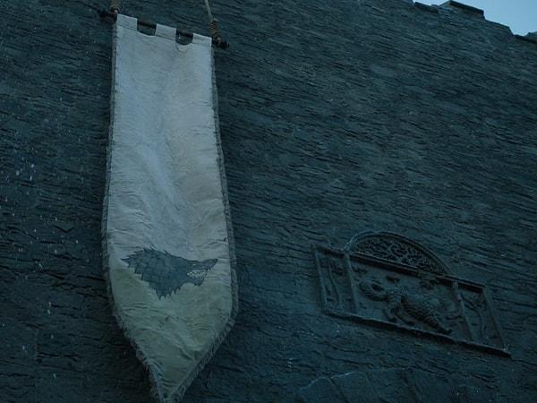 18. Westeros hükümlerine göre bir hanenin başına bir piç geçerse, hanenin mühür renkleri tersine döner.