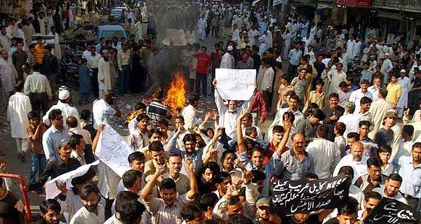Bu dava aynı zamanda Karachi şehrindeki düzensiz ve sık yaşanan elektrik kesintilerini protesto eden gösterilerle aynı zamanda oldu.
