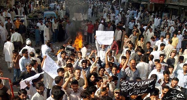 Bu dava aynı zamanda Karachi şehrindeki düzensiz ve sık yaşanan elektrik kesintilerini protesto eden gösterilerle aynı zamanda oldu.