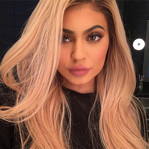 Kylie Jenner dudak parlatıcısı çıkarıyor.