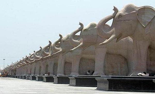 2. Hindistan'daki bu dev fil heykelleri...