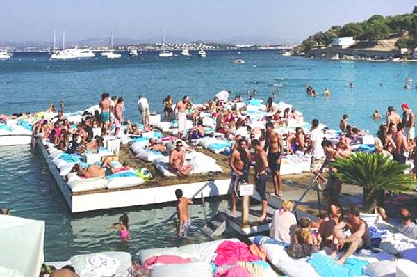 12. Sırf check in yapıp fotoğraf çektirmek için tatilin bir gününde beach'e gitmeye karar vermek