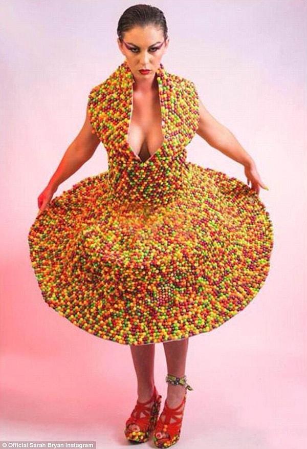Bir çıkış noktası arayan Sarah, geçtiğimiz yıl 3.000 şeker kullanarak bir elbise tasarlamış.