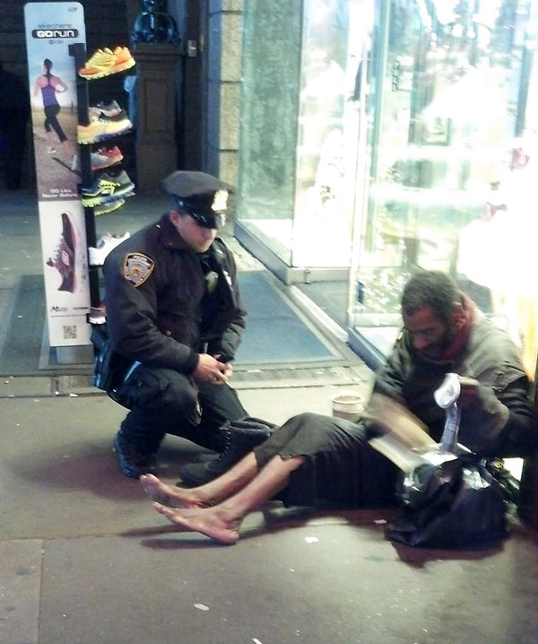 11. Полицейский купил бездомному обувь