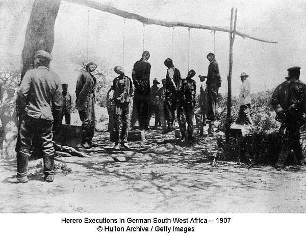 1904-1908 yılları arasında Almanya, Namibya'da yaşayan Nama ve Herero topluluklarının mensubu olan 100 binden fazla insanın ölümüne sebep oldu.