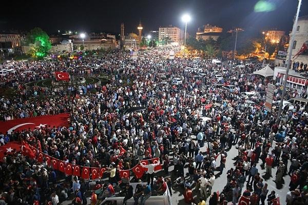 5. Erdoğan'ın açıklamalarından sonra tepki göstermek için halkın meydanlarda toplanışı.