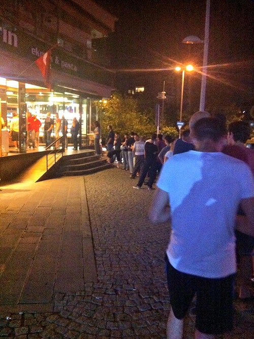 İnsanlar yiyecek depolamak için fırınlara ve marketlere koştu.