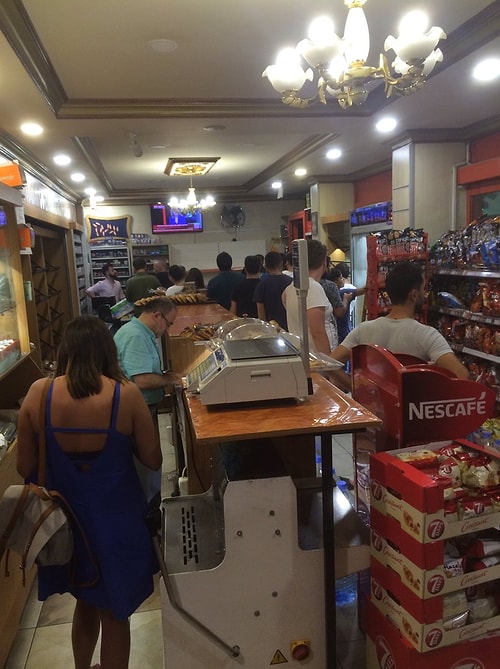 İnsanlar yiyecek depolamak için fırınlara ve marketlere koştu.