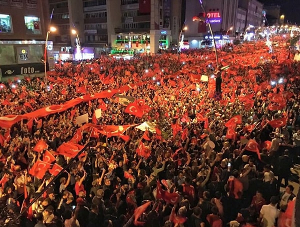 Gün içerisinde araçları ile meydanlar giden kişiler ''darbe girişimini'' protesto etti.